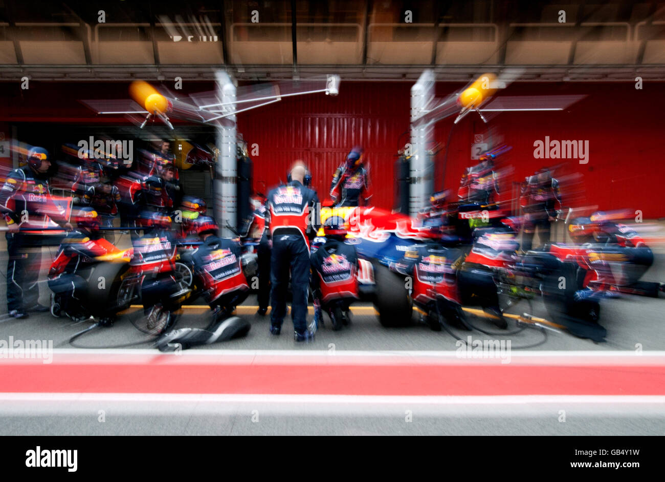 Pit-stop di Sebastian Vettel, Germania, nella sua Red Bull Racing-Renault RB7, Formula 1 i test sul Circuito de Catalunya race Foto Stock