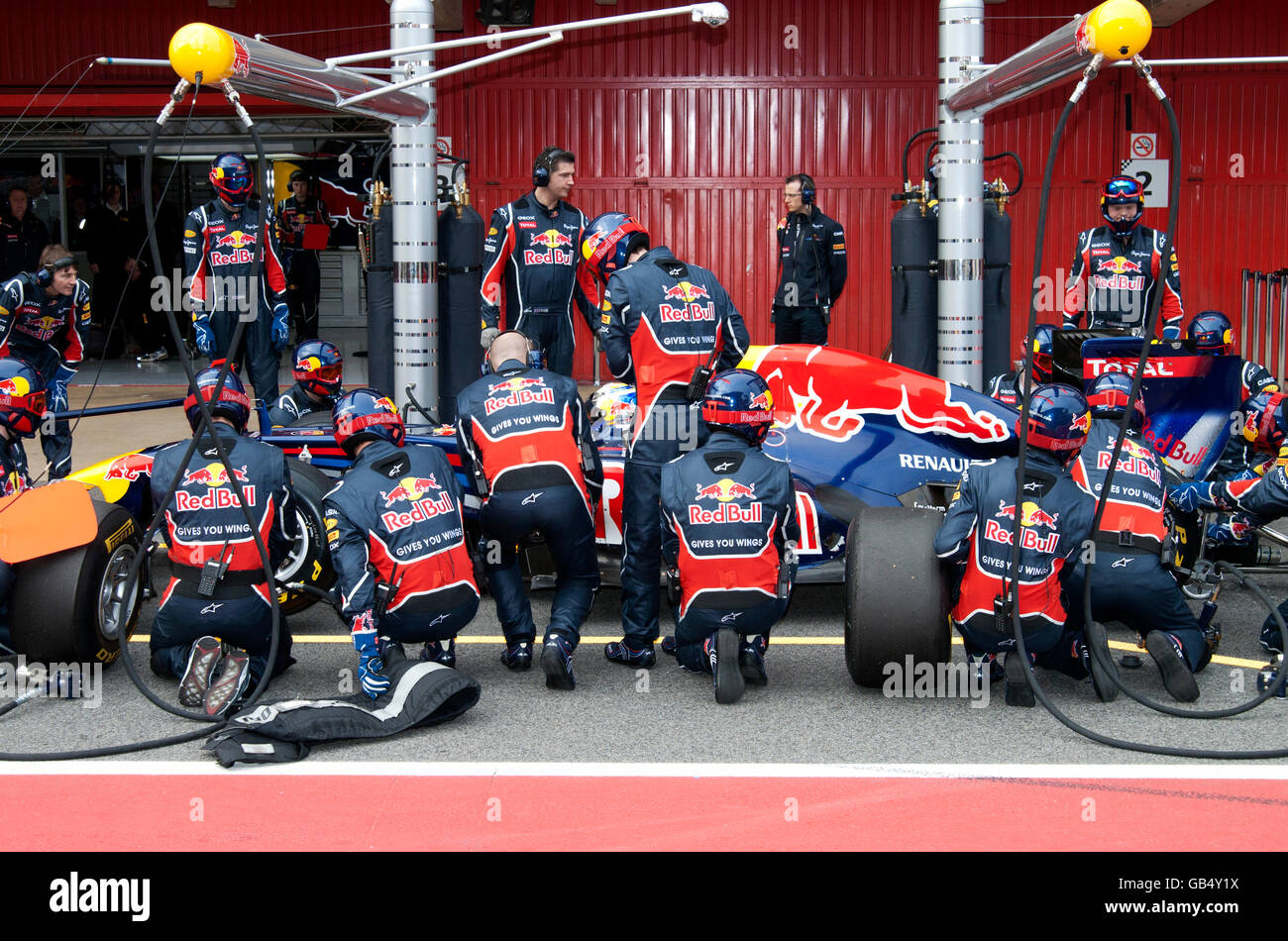 Pit-stop di Sebastian Vettel, Germania, nella sua Red Bull Racing-Renault RB7, Formula 1 i test sul Circuito de Catalunya race Foto Stock