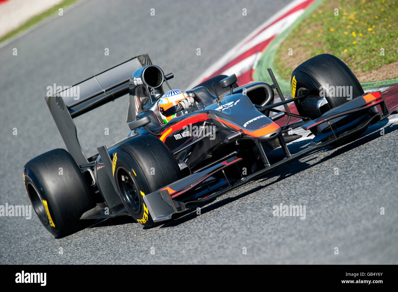 Narain Karthikeyan, India, nella sua HRT F1 Team-Cosworth F111 race car, motor sports, Formula 1 test sul Circuito de Foto Stock