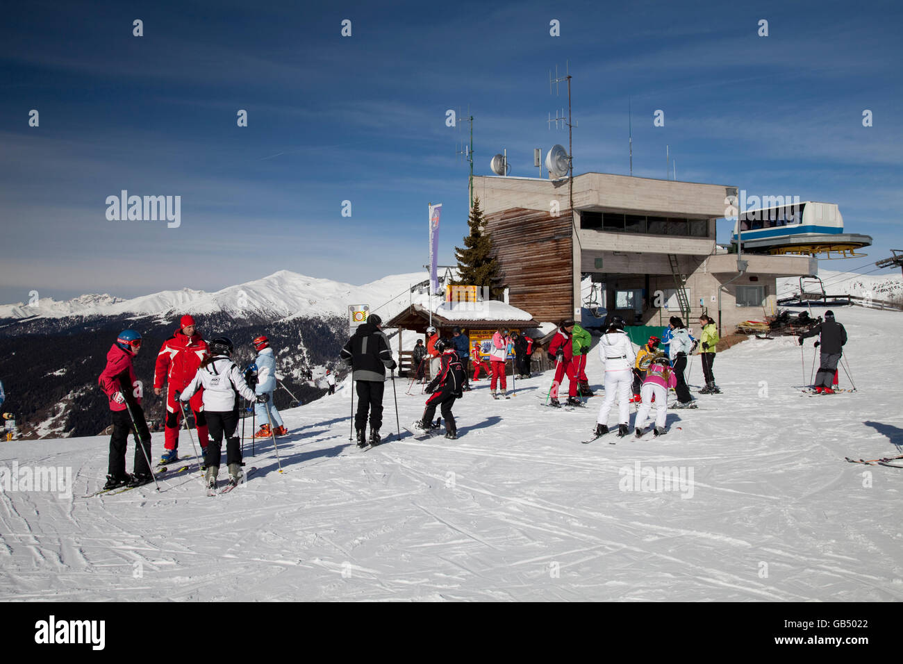 Stazione di vertice della seggiovia, scuola sci, punto di incontro, 2060m, Helm, montagna Dolomiti di Sesto riserva naturale Foto Stock