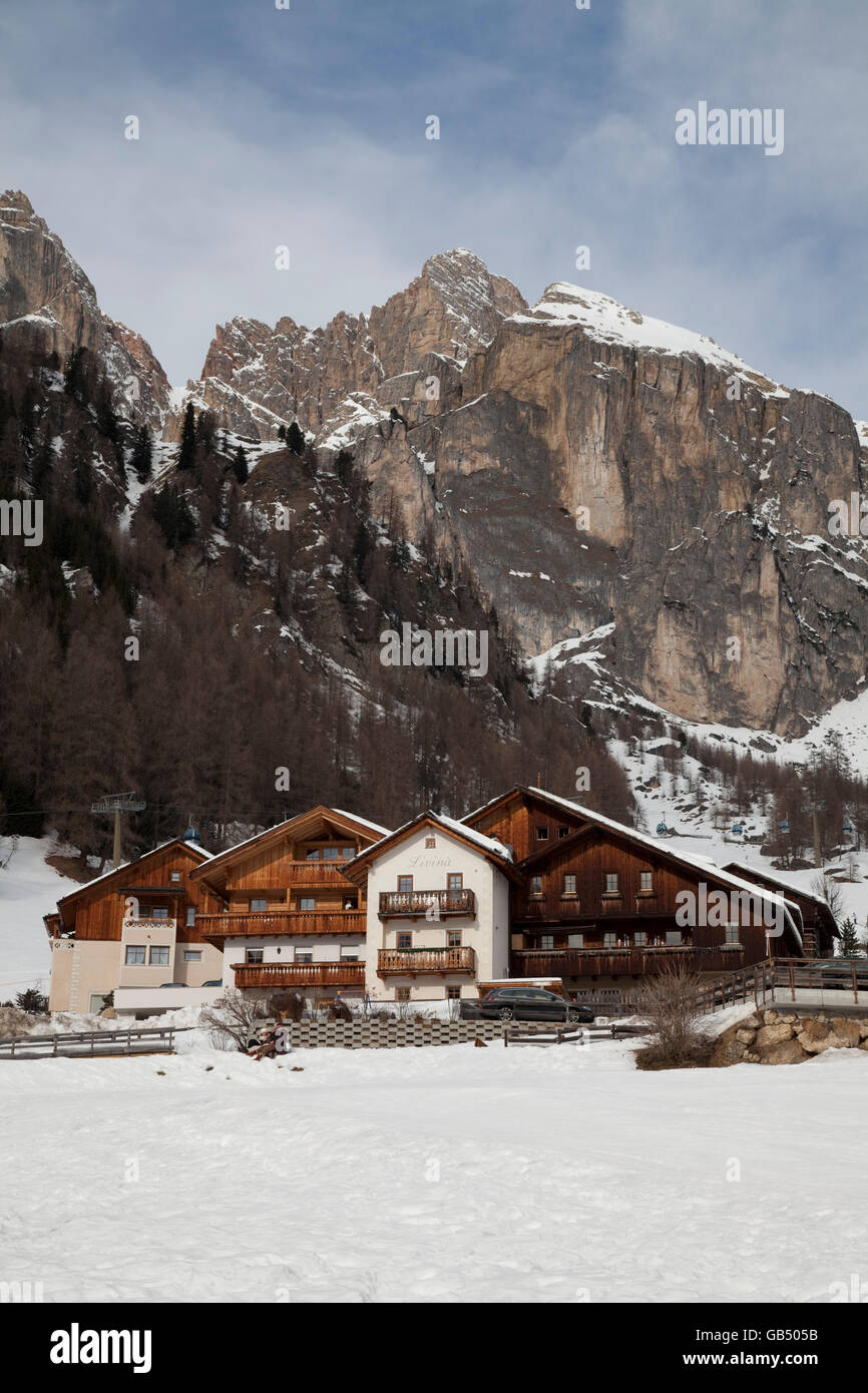 Le case di fronte al massiccio del Sella, Corvara, Colfosco, Val Badia Alta Badia, Dolomiti, Alto Adige, Italia, Europa Foto Stock