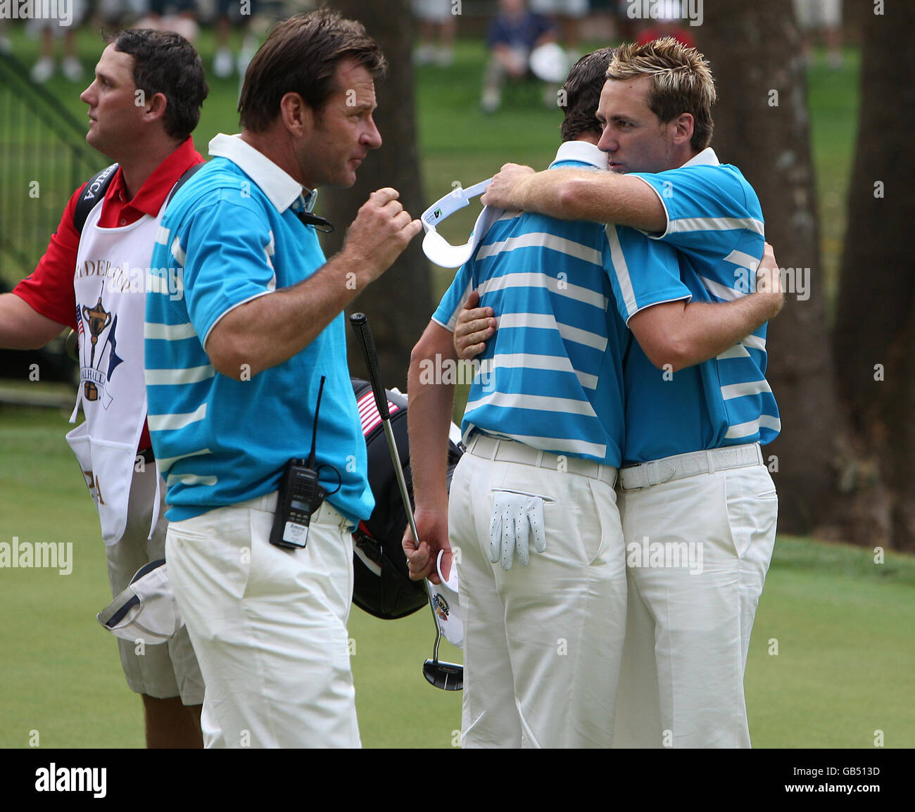 Europa Ian Poulter (a destra) e Justin Rose festeggiano guardato dal Capitano Nick Faldo (a sinistra) sul 15 ° verde dopo aver battuto gli Stati Uniti Stewart Cink e Chad Campbell 4 e 3 durante i quattordici il secondo giorno al Valhalla Golf Club, Louisville, USA. Foto Stock