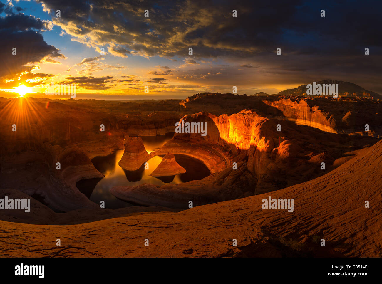 I raggi di sole che splende attraverso le nuvole nel riflesso Canyon Lake Powelll USA Utah Paesaggi Foto Stock