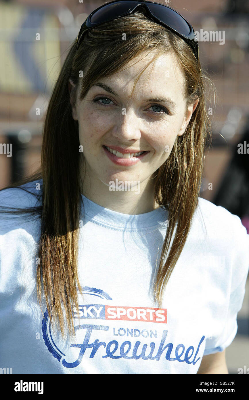 Medaglia d'oro olimpica al ciclista Victoria Pendleton durante l'evento London Freewheel 2008 a St James Park, Londra, Regno Unito. Foto Stock