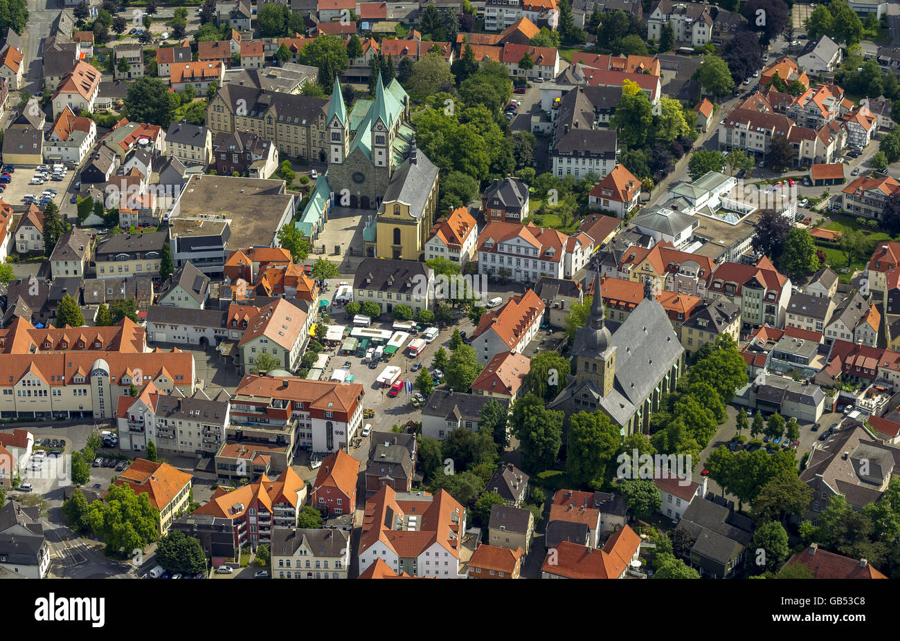 Vista aerea, pellegrinaggio basilica con torri di verde, chiesa S. Walburga, Werl, Werl-Unnaer Borde, Renania settentrionale-Vestfalia Foto Stock