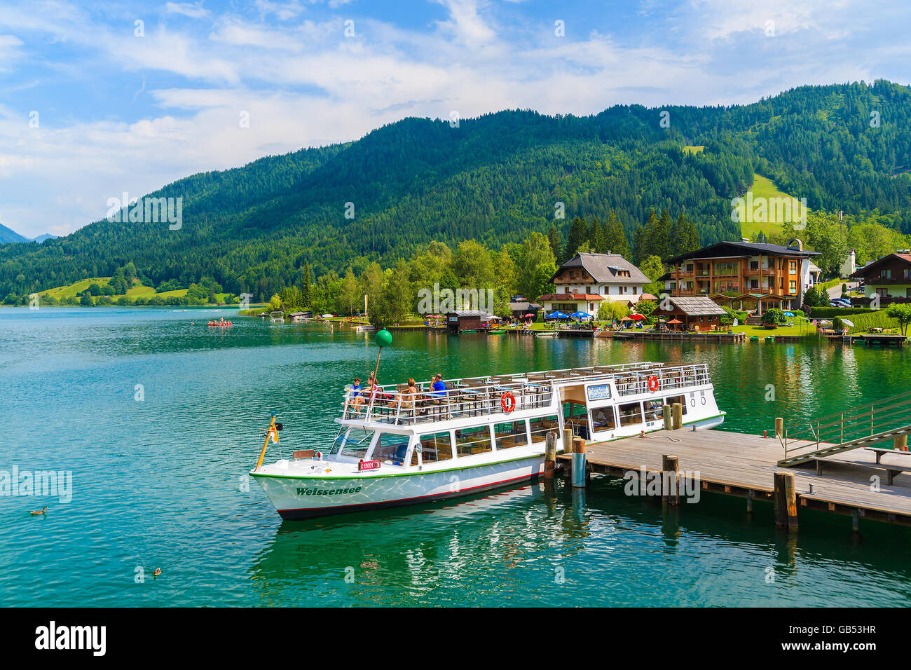 Lago Weissensee, AUSTRIA: imbarcazione turistica " Weissensee' ormeggio al molo sulla riva del lago Weissensee in estate paesaggio delle Alpi Moun Foto Stock