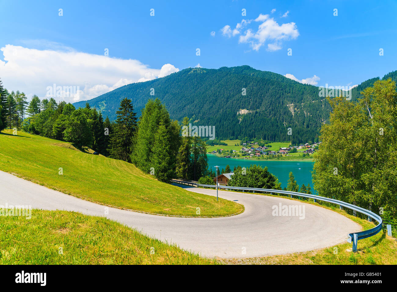 Montagna panoramica strada lungo lago Weissensee in estate paesaggio della regione della Carinzia, Austria Foto Stock
