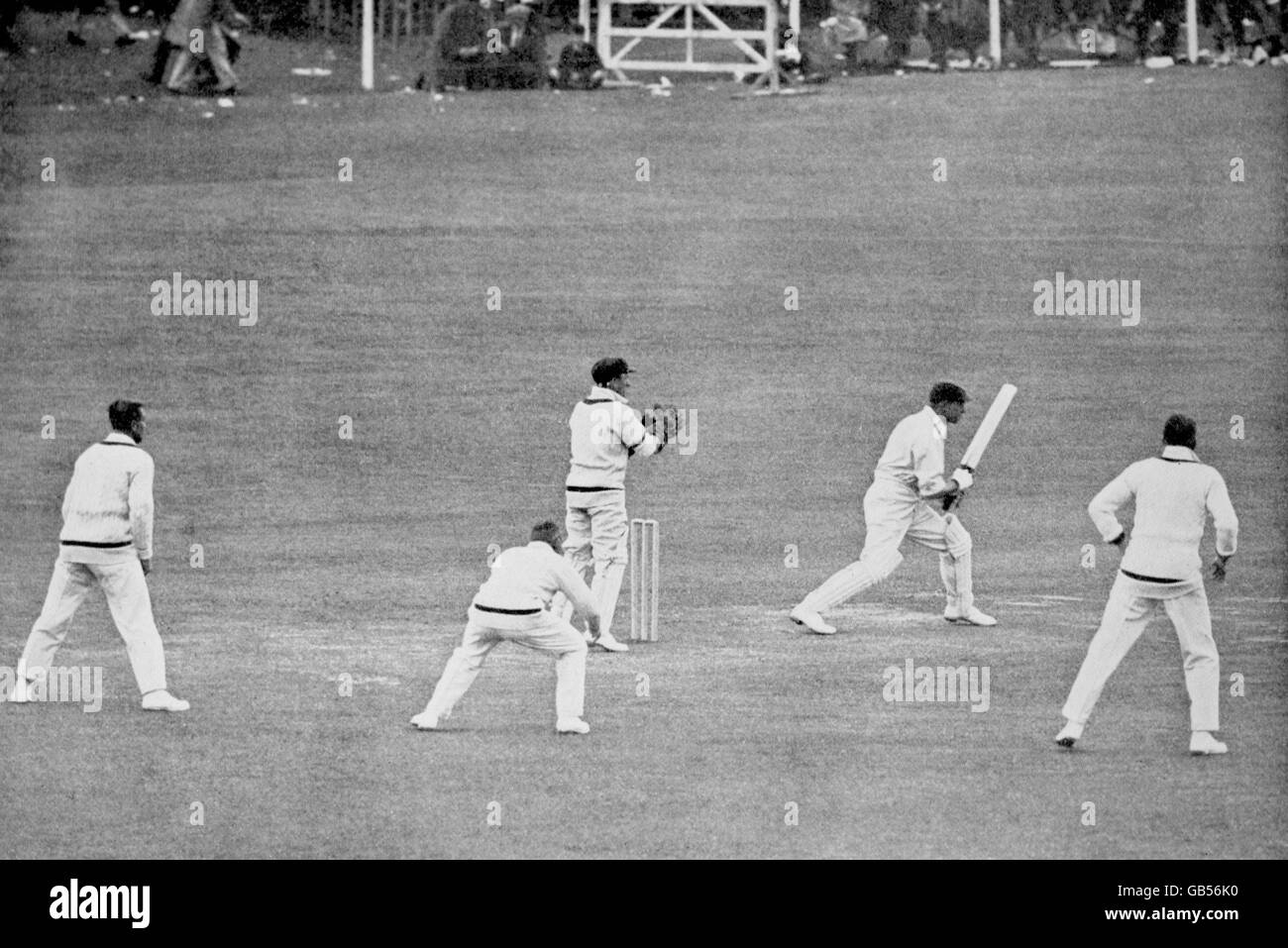 Cricket - The Ashes - terzo Test - Inghilterra / Australia - secondo giorno. Il Wally Hammond (secondo r) dell'Inghilterra osserva mentre la palla corre al confine per altre quattro corse Foto Stock