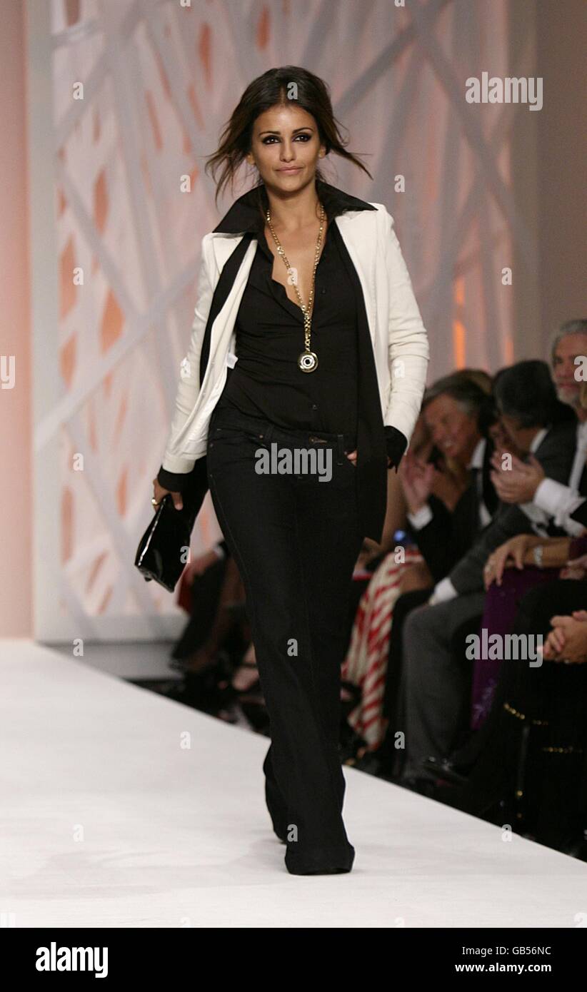 Monica Cruz durante lo spettacolo Fashion for Relief durante la settimana della Moda di Londra al BFC Tent, Natural History Museum, Londra. Foto Stock