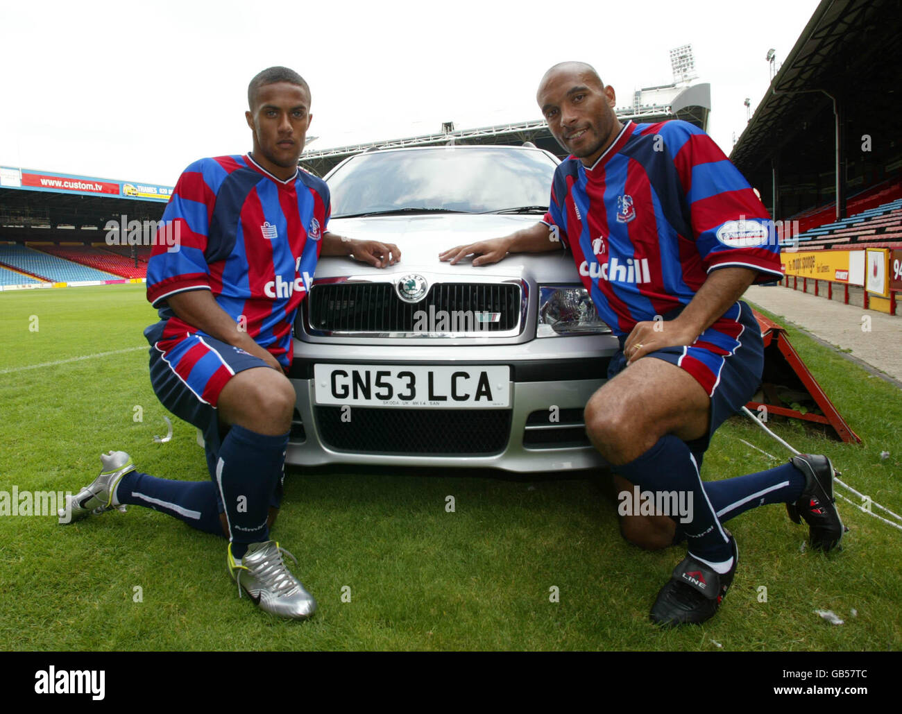 Wayne Routledge (l) e Curtis Fleming presso il Crystal Palace Lancio di  Skoda come l'automobile della lega di calcio Foto stock - Alamy