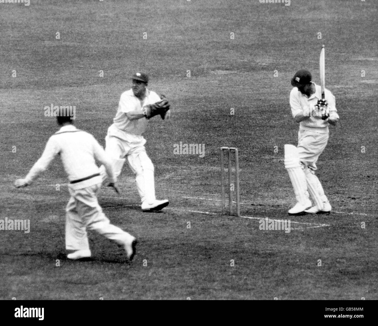 George Hart (r) di Middlesex si affaccia indietro dopo aver tirato la palla a gamba, mentre il wicketkeeper dello Yorkshire Alf Wood (c) corre al wicket per ricevere il tiro Foto Stock