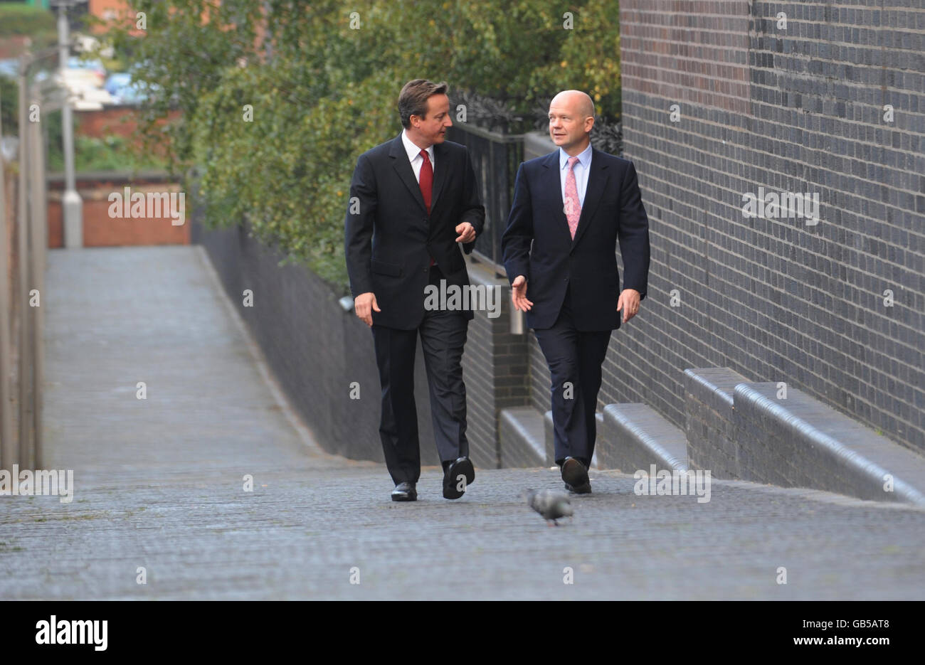 Il leader del Partito conservatore David Cameron (a sinistra) arriva agli studi della BBC a Birmingham con il segretario ombra degli Esteri William Hague, dove è apparso sullo show di Andrew Marr. Foto Stock