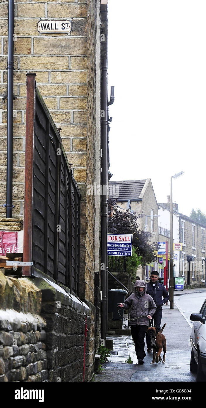 Bradford e Bingley per essere nazionalizzati. Wall Street, nello Yorkshire occidentale, vicino a Bingley, dove due delle più grandi banche britanniche sono state recentemente acquisite. Foto Stock