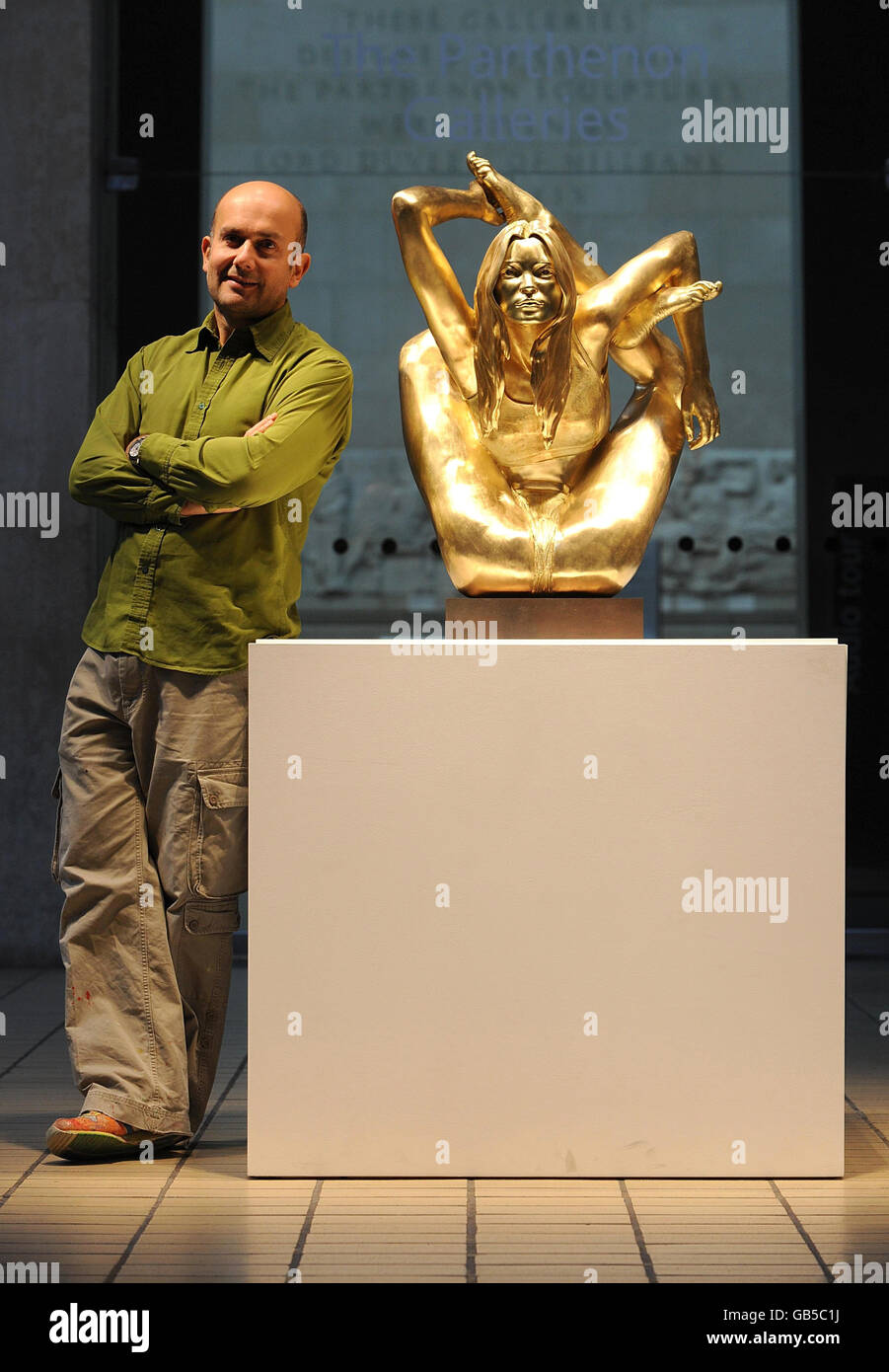 Oro massiccio Kate Moss statua svelata Foto Stock