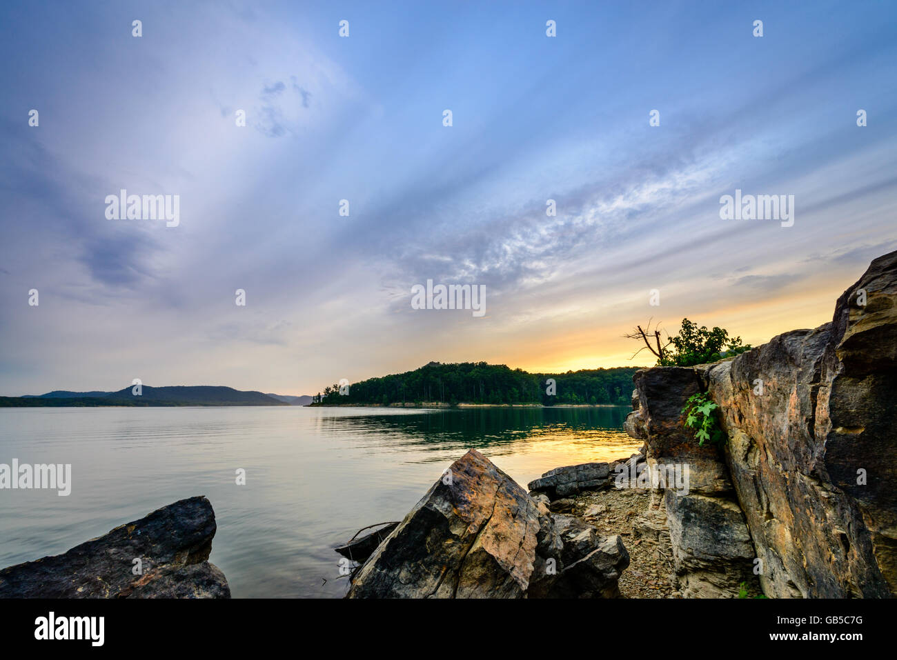 Un fantastico tramonto su Cave correrà il lago in Daniel Boone National Forest. Acquisite a Ventoso Bay Punto di pesca. Foto Stock