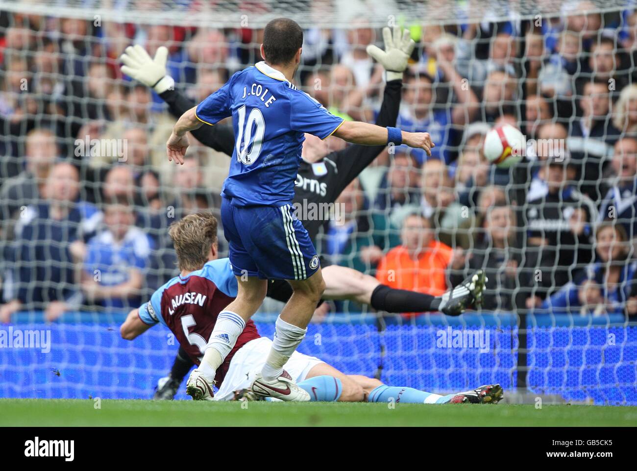 Joe Cole (c) di Chelsea segna il primo gol passato Aston Il portiere di Villa Brad Friedel (r) come Martin Laursen di Aston Villa tenta di bloccare (5) Foto Stock