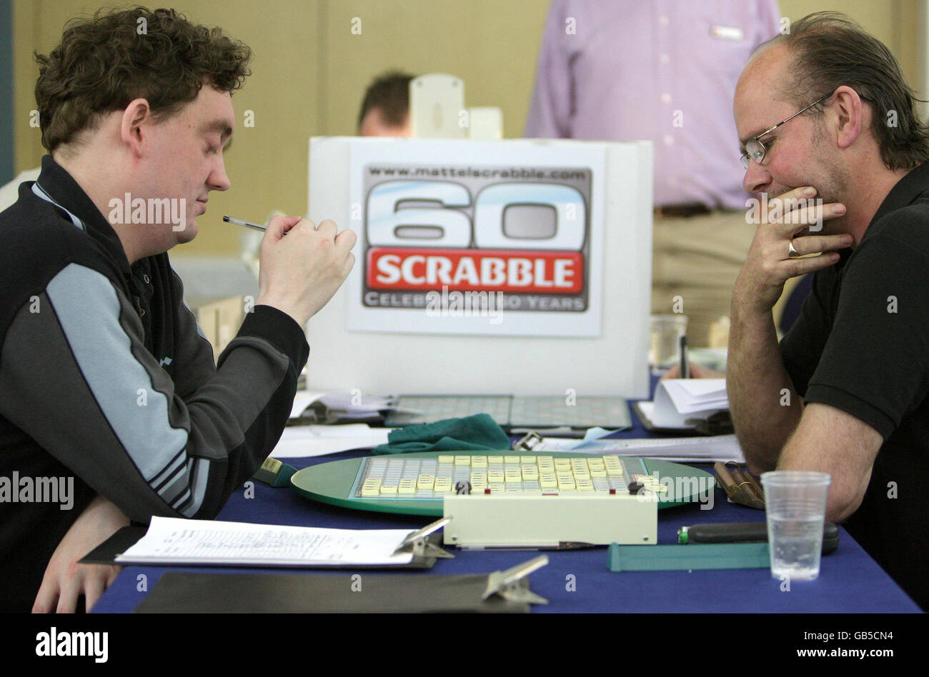 Craig Beevers, 27 (a sinistra) e Allan Simmons, 51, gareggiano nella finale del 37° Campionato Nazionale di Scrabble, al Cavendish Conference Center di Londra. Foto Stock