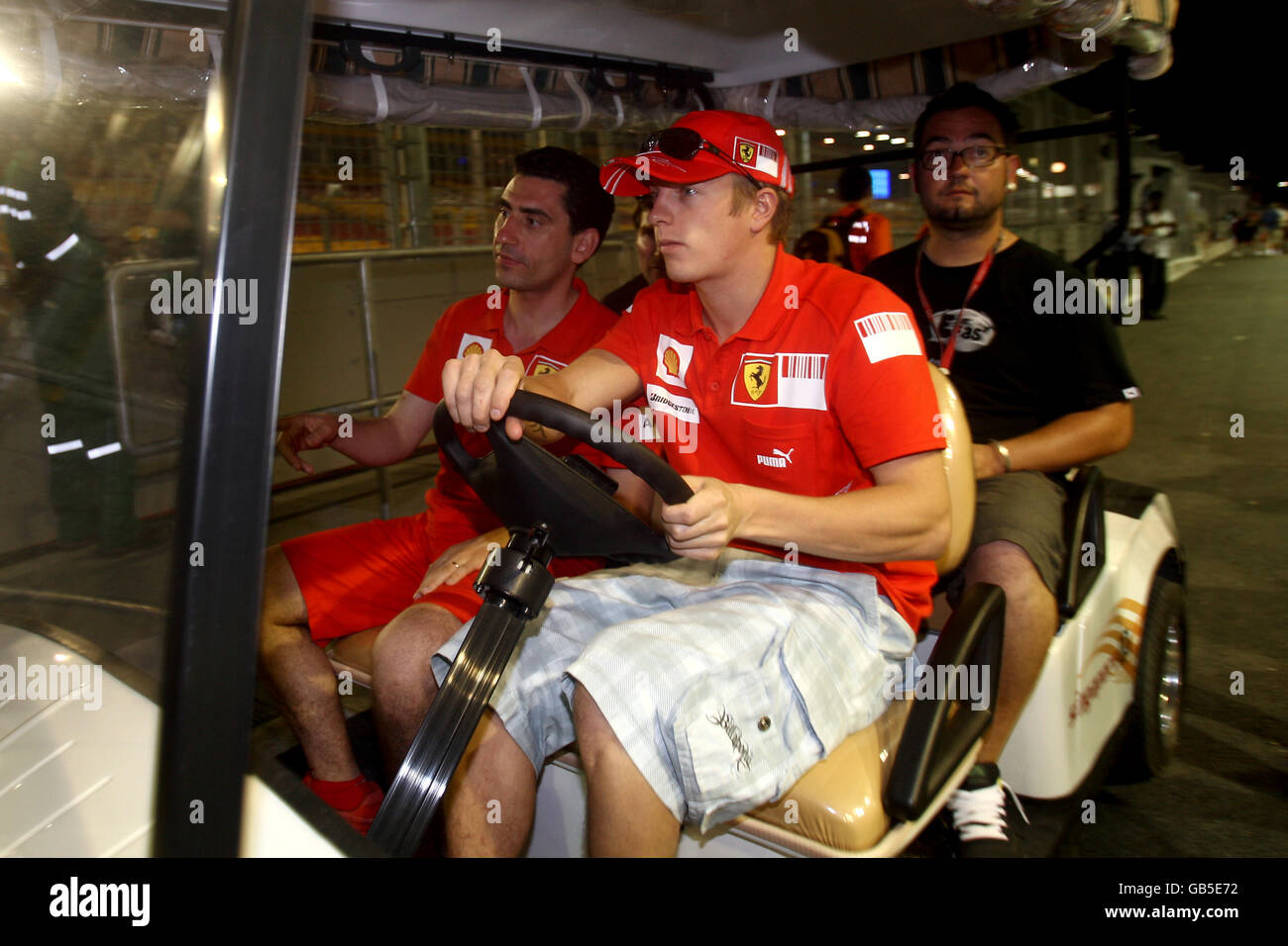 Motor Racing - Formula uno Singlel Singapore Grand Prix - Paddock Day - Marina Bay Circuit Park. Il pilota di Formula uno della Ferrari Kimi Raikkonen guida un golf cart lungo la pit lane Foto Stock