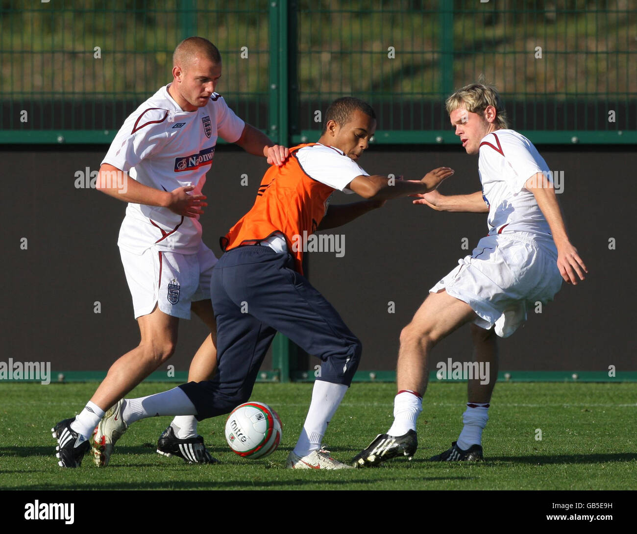 Inghilterra U21's Ryan Bertrand (centro) con Lee Cattermole (a sinistra) e Richard Stearman (a destra) durante una sessione di allenamento al Bodymoor Heath Training Ground, Birmingham. Foto Stock