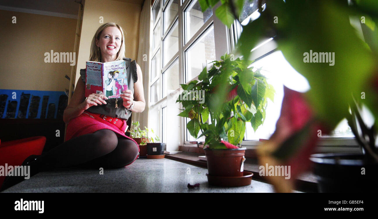 L'attrice Clare Grogan lancia il suo libro Tallulah e The TeenStars a Notre Dame High a Glasgow. Foto Stock