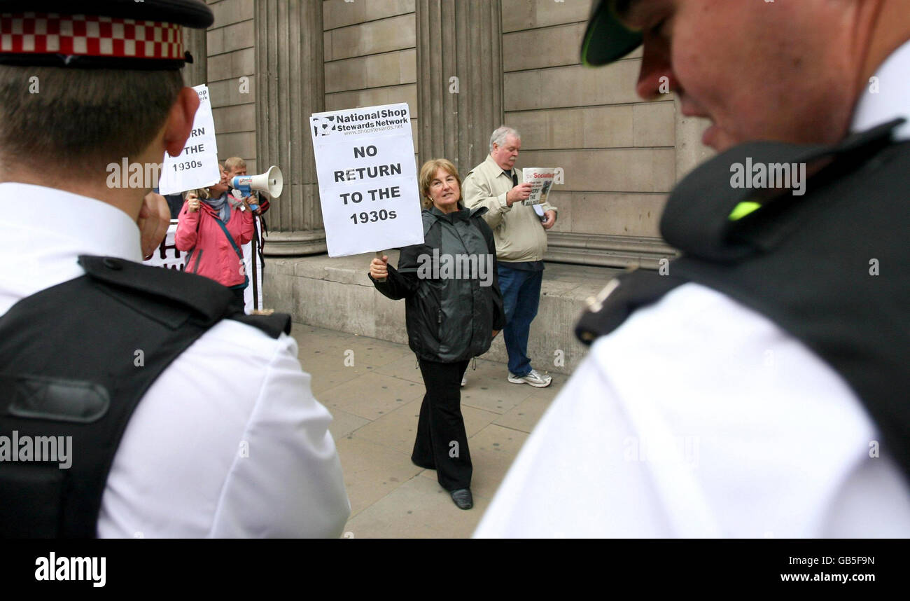 I manifestanti, che sono infelici per il governo che ha fatto risparmiare alle banche il denaro dei contribuenti, partecipano a una manifestazione fuori dalla Banca d'Inghilterra a Londra. Foto Stock