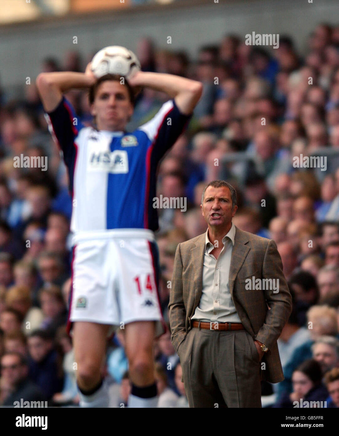 Calcio - fa Barclaycard Premiership - Blackburn Rovers v Fulham. Graeme Souness, il manager di Blackburn Rovers, urla gli ordini mentre Nils-Eric Johansson si lancia Foto Stock