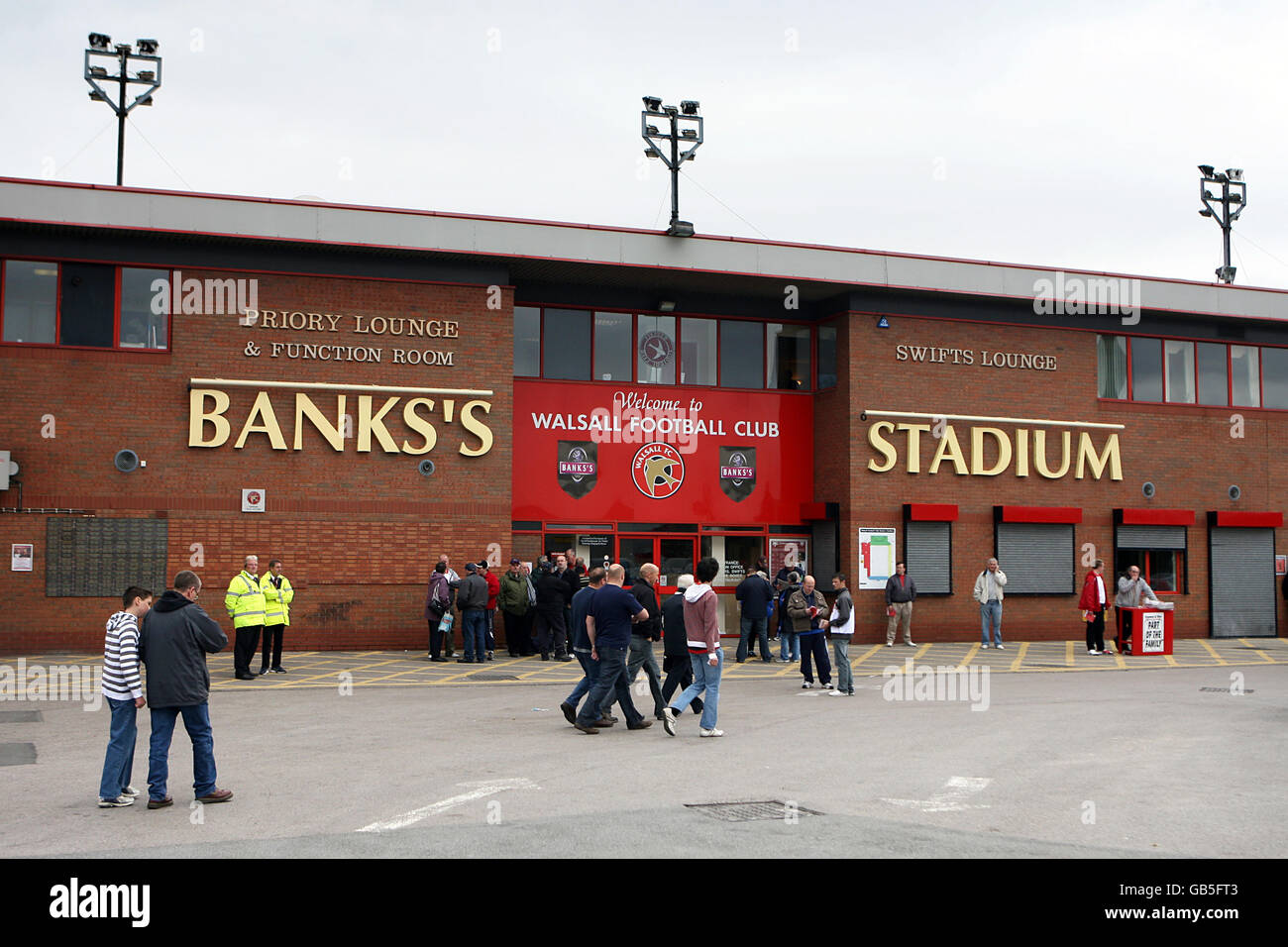 Vista generale dell'esterno del Banks's Stadium, sede del Walsall FC Foto Stock