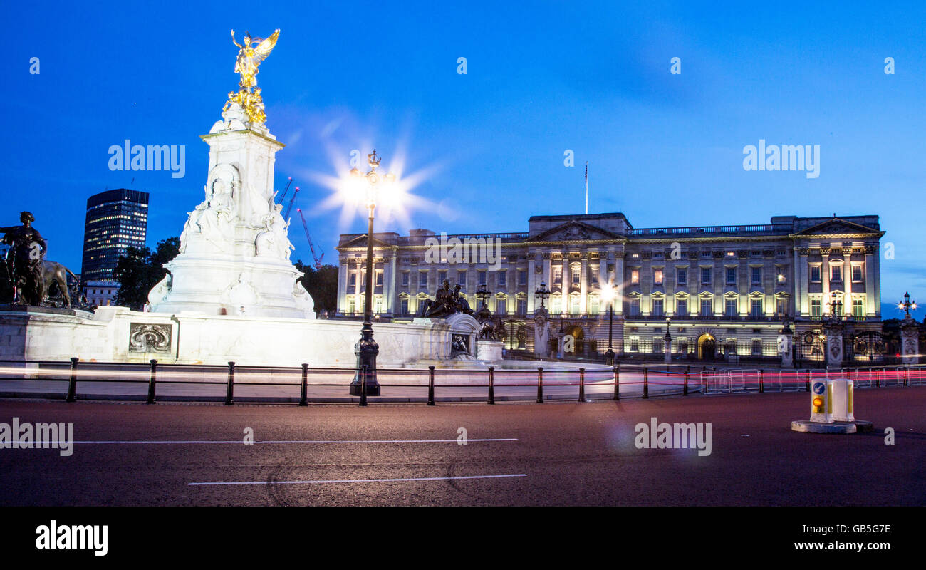 Il monumento di Victoria e Buckingham Palace di notte London REGNO UNITO Foto Stock