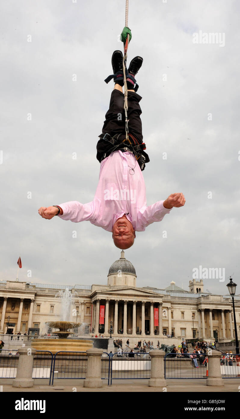 Herbert Crosman è sospeso a mezz'aria a Trafalgar Square, Londra, in una protesta sul costo della vita. Foto Stock