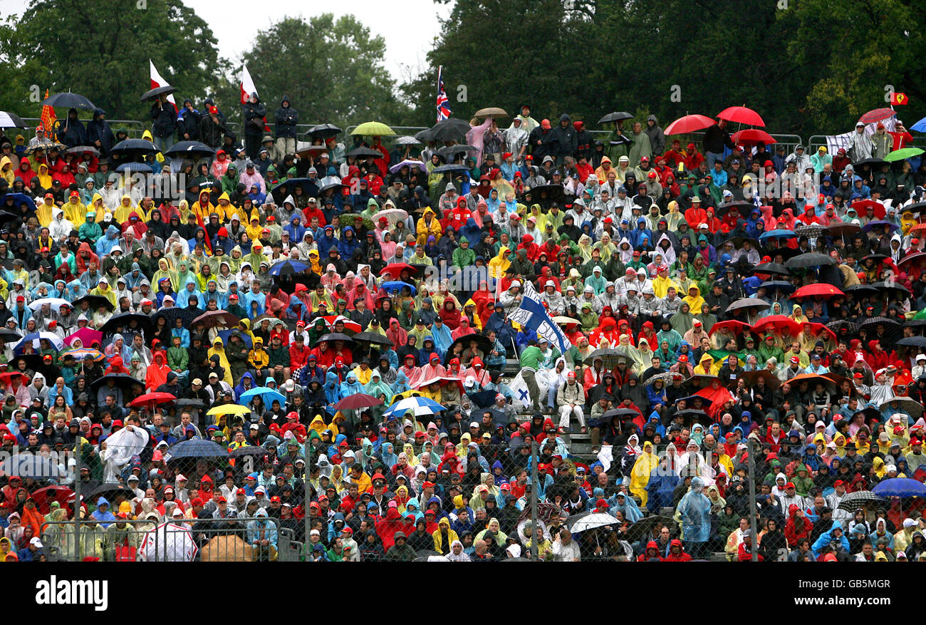 Vista generale della folla che guarda l'azione sotto la pioggia durante il Gran Premio d'Italia a Monza. Foto Stock