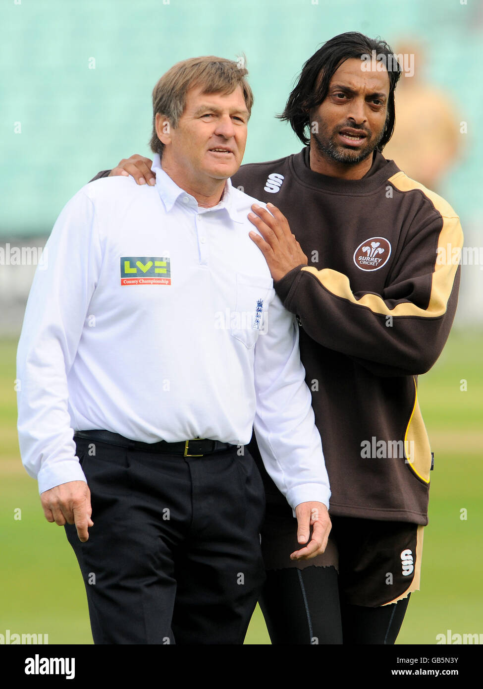 Cricket - Liverpool Victoria County Championship - Divisione uno - giorno uno - Surrey v Nottinghamshire - The Brit Oval. Shoaib Akhtar di Surrey (r) chats con Trevor Jesty match durante il riscaldamento pre match up Foto Stock