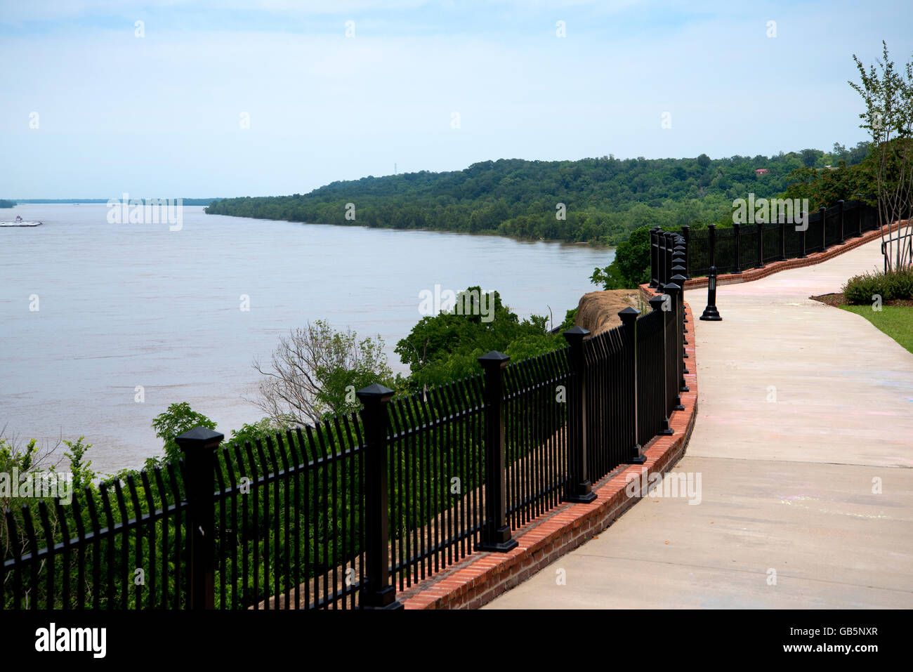 Piccolo Riverside Park in Natchez affacciato sul fiume Mississippi il Magnolia Bluffs negli Stati Uniti Foto Stock