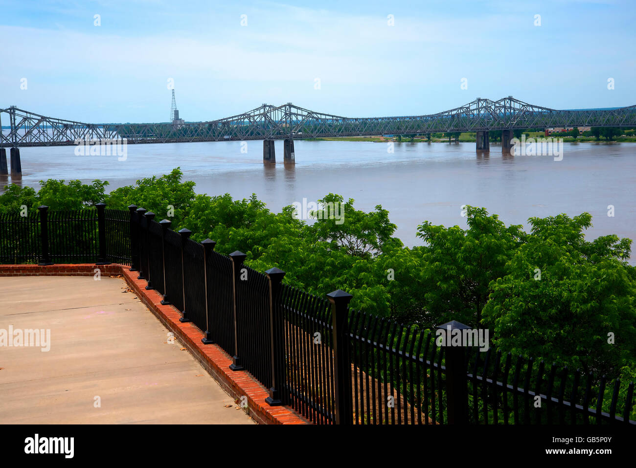 Piccolo Riverside Park in Natchez affacciato sul fiume Mississippi il Magnolia Bluffs negli Stati Uniti Foto Stock