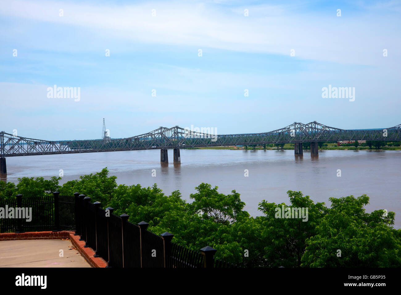 Piccolo Riverside Park in Natchez affacciato sul fiume Mississippi il Magnolia Bluffs negli Stati Uniti Foto Stock