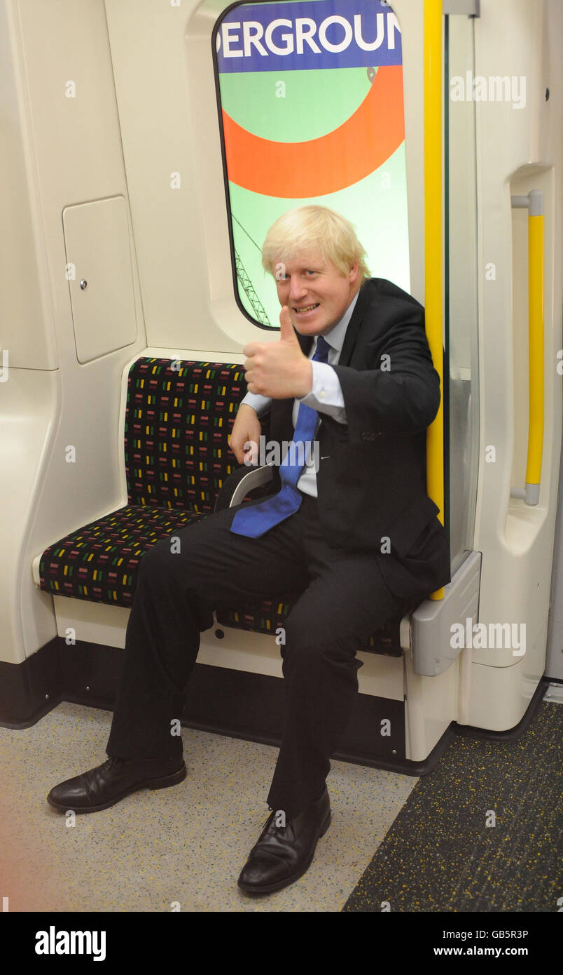 Il Sindaco di Londra Boris Johnson svela le nuove carrozze con aria condizionata che saranno utilizzate sulla metropolitana. Foto Stock