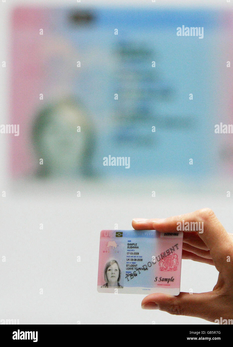 Una visione generale di un esempio di una nuova carta d'identità in occasione di una conferenza stampa presso l'Home Office di Westminster, nel centro di Londra. Foto Stock