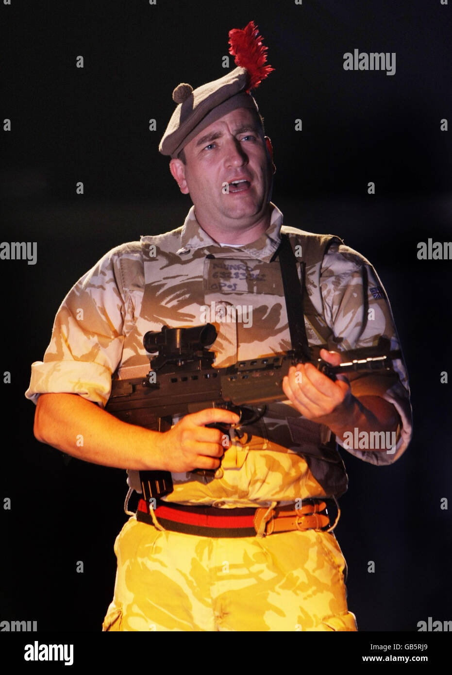 L'attore Michael Nardone partecipa a una prova di abbigliamento del famoso gioco Blackwatch, con i racconti di soldati di prima linea in Iraq presso la Shelbourne Hall, RDS, in occasione dell'apertura dell'Ulster Bank Dublin Theatre Festival. Foto Stock