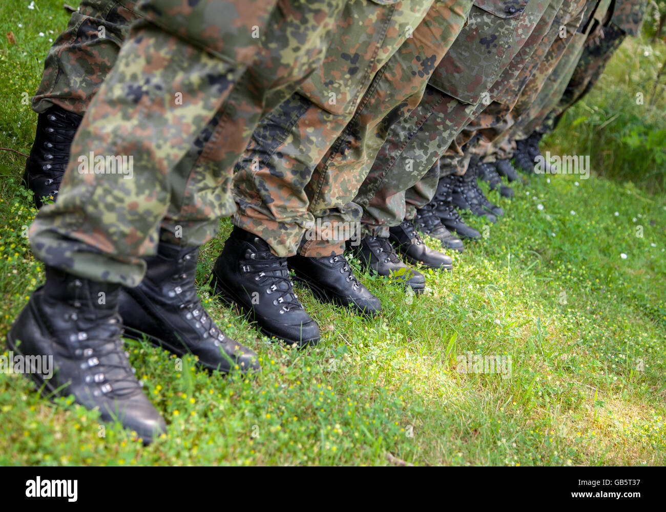 Stivali da soldati tedeschi in una riga Foto stock - Alamy