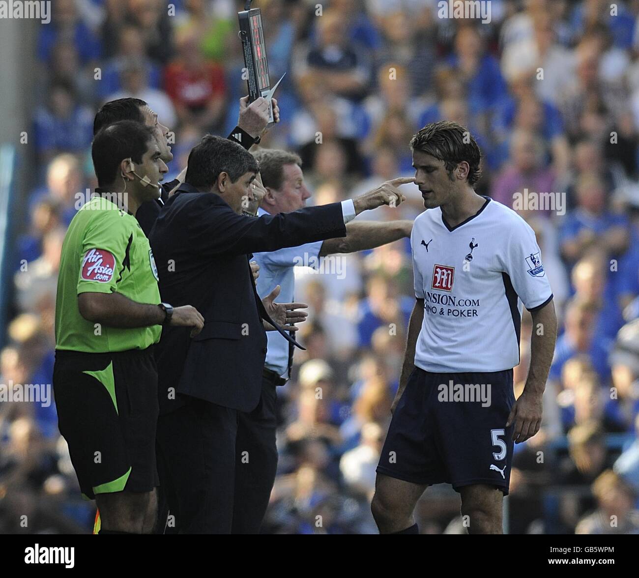 Calcio - Barclays Premier League - Portsmouth v Tottenham Hotspur - Fratton Park. David Bentley, Tottenham Hotspur Juande Ramos (centro) istruisce David Bentley (destra) sulla linea di contatto. Foto Stock