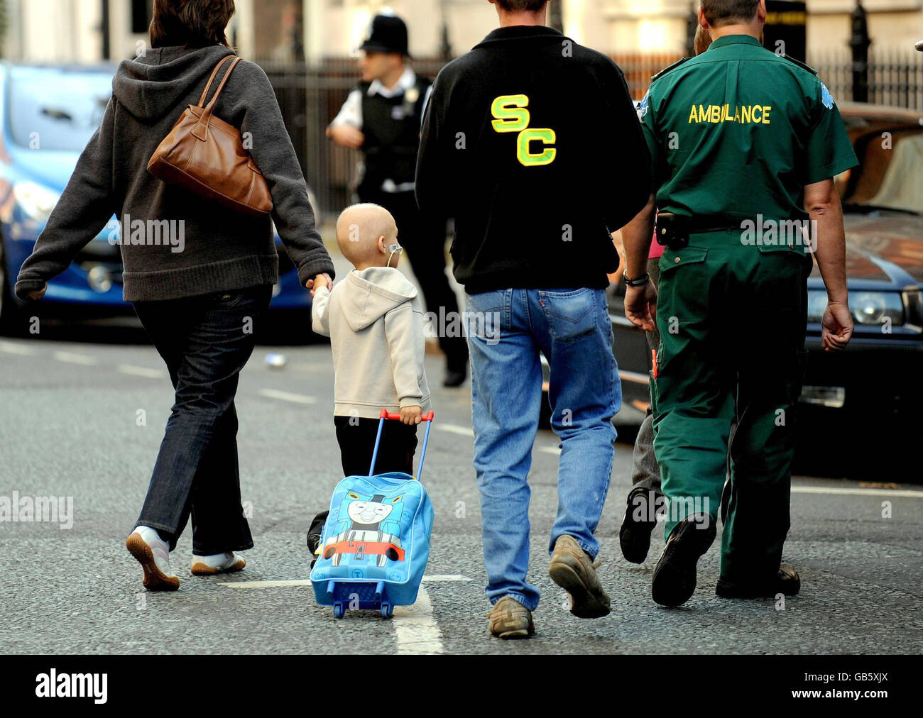 I pazienti vengono scortati fuori dall'edificio mentre gli equipaggi del fuoco assistono ad un incendio al Great Ormond Street Hospital di Londra. Foto Stock