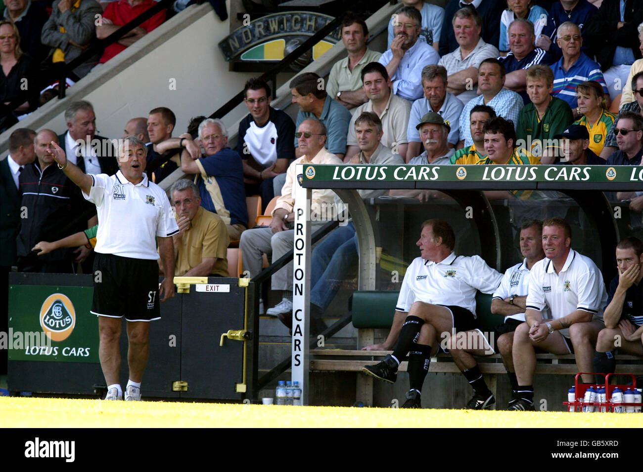 Il manager di Burnley, Stan Ternent (l), indica la strada da seguire il suo team Foto Stock