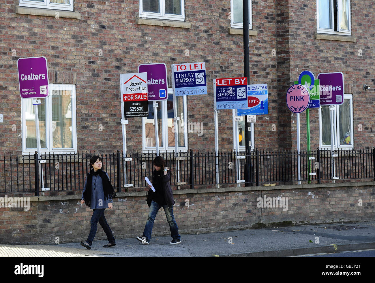Per la vendita e per lasciare le schede su una strada a York come i prezzi delle case sono salito a un tasso record durante l'anno fino alla fine di settembre, perdendo il 12.4% del loro valore, i dati hanno mostrato Foto Stock