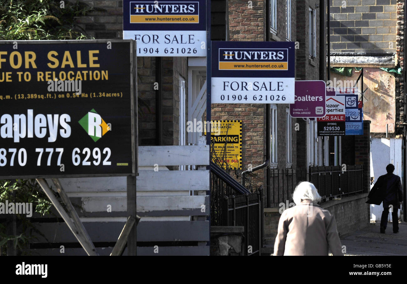 Per la vendita e per lasciare le schede su una strada a York come i prezzi delle case sono salito a un tasso record durante l'anno fino alla fine di settembre, perdendo il 12.4% del loro valore, i dati hanno mostrato Foto Stock