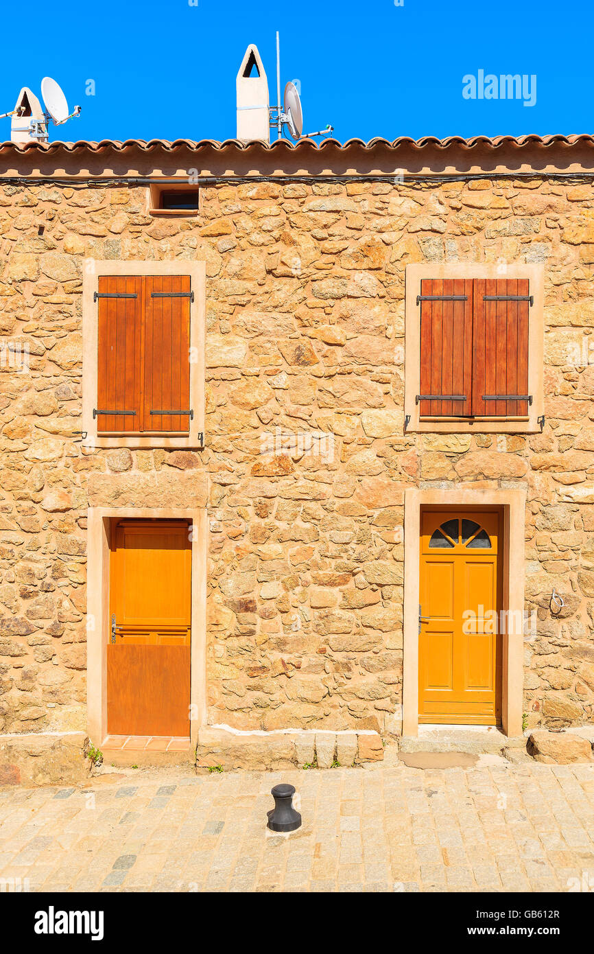 Una facciata in pietra di tipica casa francese nel villaggio di Piana, Corsica, Francia Foto Stock