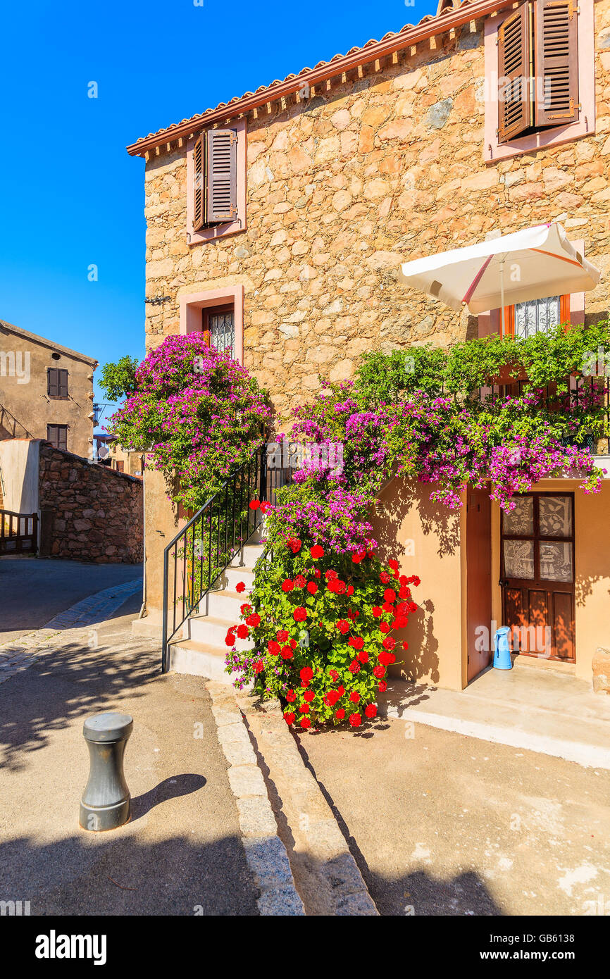 Ingresso alla francese tipica casa decorata con fiori nel villaggio di Piana, Corsica, Francia Foto Stock