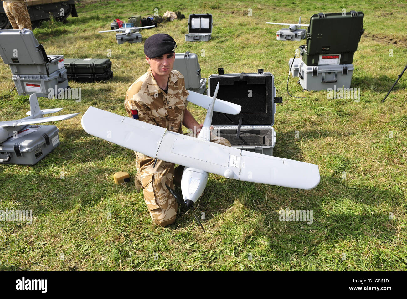 Gunner Steve Blackman con un nuovo Desert Hawk Unmanned Aerial Vehicle (UAV) completamente assemblato che viene utilizzato per la ricognizione aerea remota nei teatri di guerra. Il Desert Hawk pesa circa tre chilogrammi ed è alimentato a batteria. È lanciato a mano e può volare per circa un'ora, gestito da personale a terra utilizzando un computer e un controller Microsoft Xbox. Foto Stock