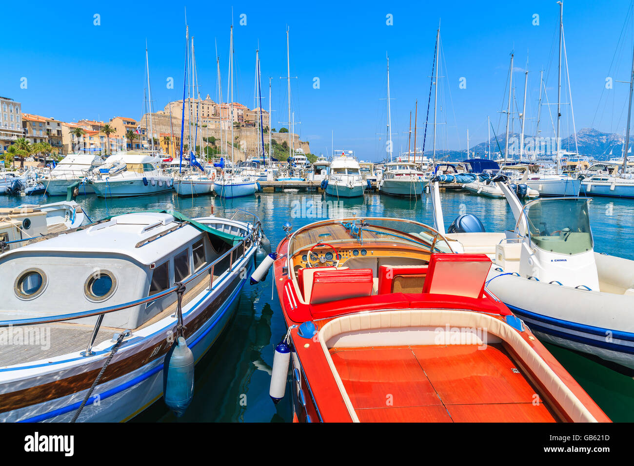 Il porto di Calvi, Isola di Corsica - giu 28, 2015: stile retro motore posto barca in Calvi marina sulla costa occidentale della Corsica, Foto Stock