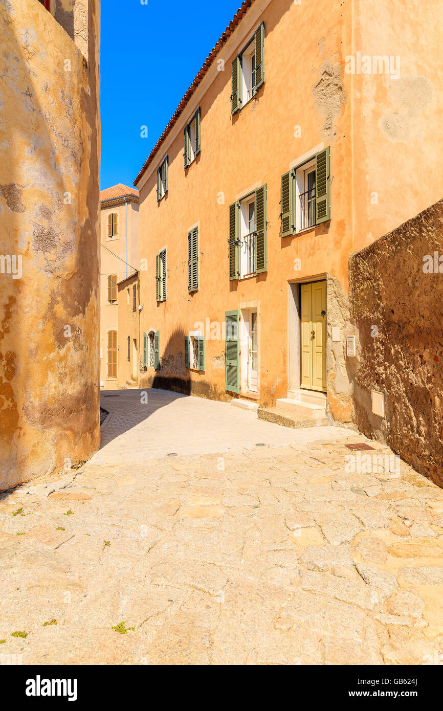 Strada con case storiche in Calvi vecchia, Corsica, Francia Foto Stock