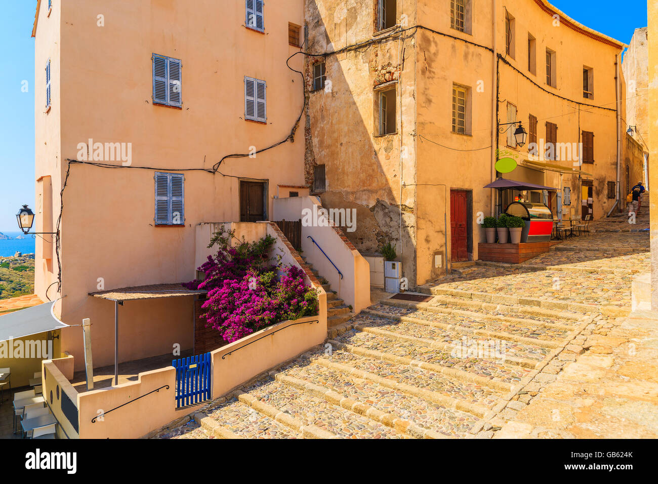 Strada con case storiche in Calvi vecchia, Corsica, Francia Foto Stock