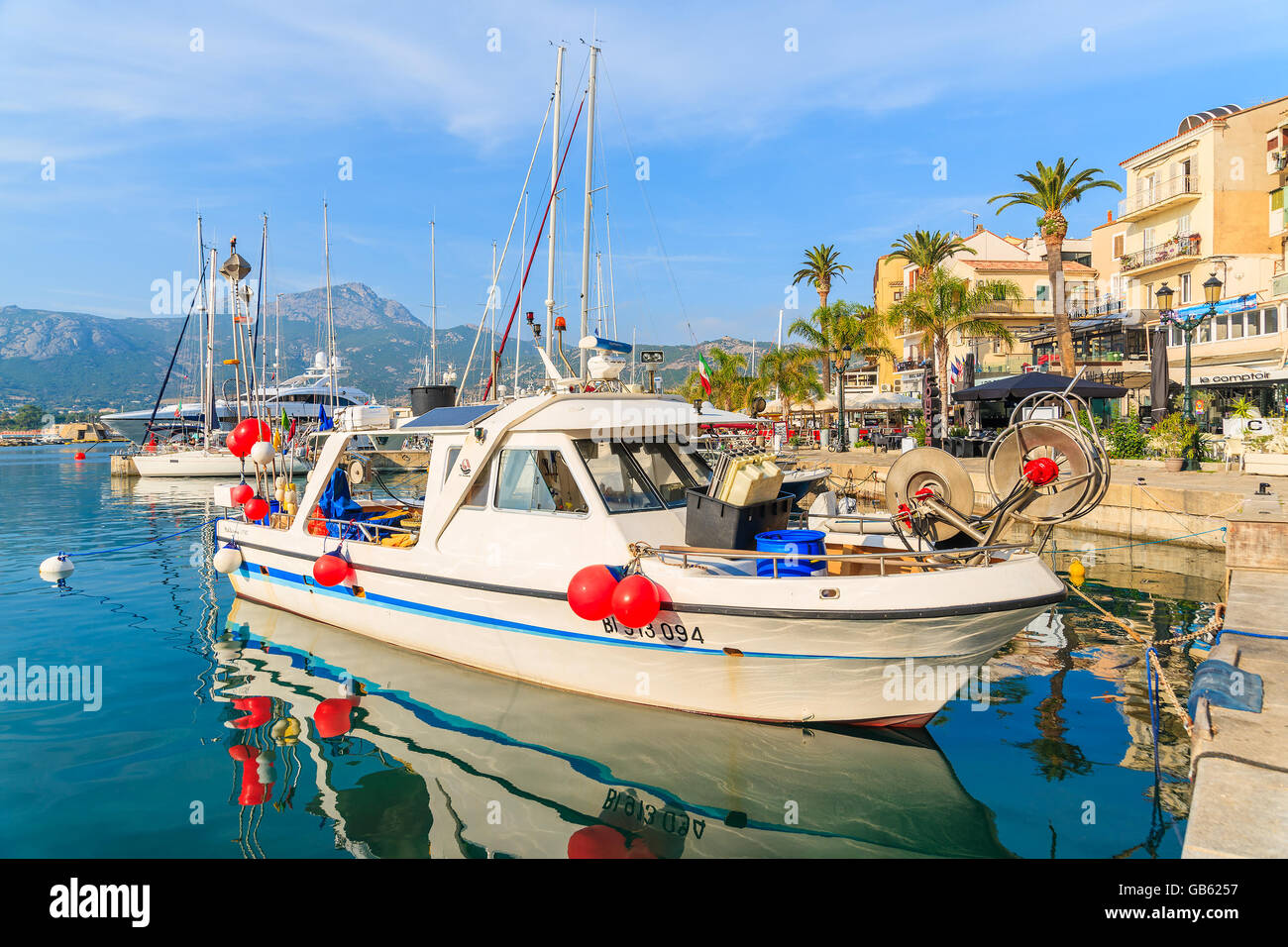 CALVI, Isola di Corsica - giu 29, 2015: antica e tipica barca da pesca nel porto di Calvi. Questa città è dispone di lussuose camere marina ed è molto popu Foto Stock